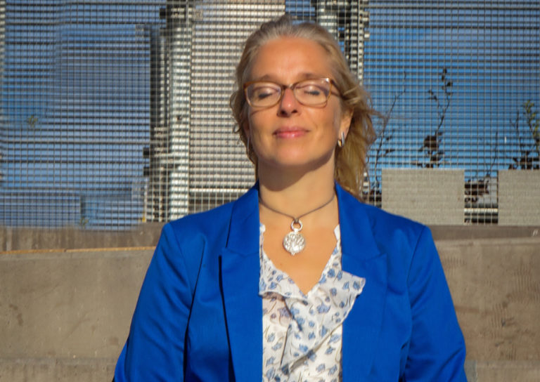 meditation_frau_vor gittern