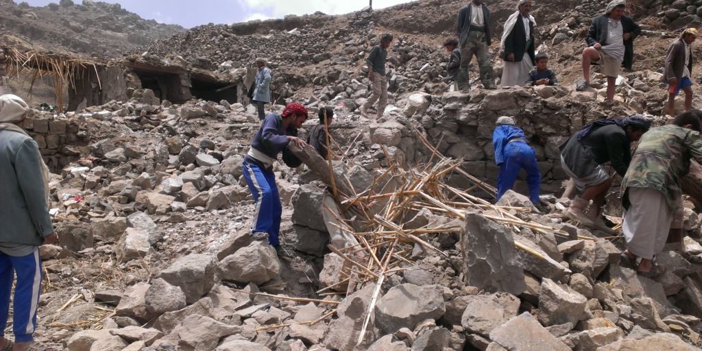 Villagers_scour_rubble_for_belongings_scattered_during_the_bombing_of_Hajar_Aukaish_-_Yemen_-_in_April_2015