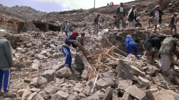 Villagers_scour_rubble_for_belongings_scattered_during_the_bombing_of_Hajar_Aukaish_-_Yemen_-_in_April_2015