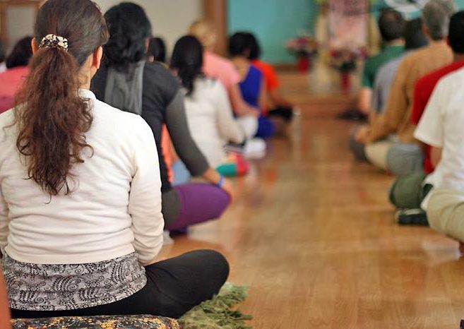 Gruppenmeditation_von_hinten